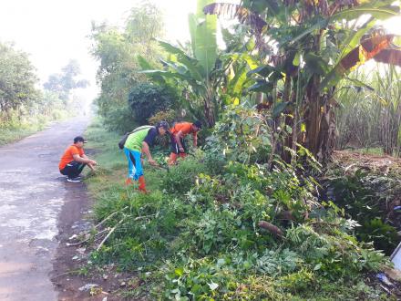 Kerja bakti dan pemasangan papan Transparansi Anggaran Desa Karanganyar